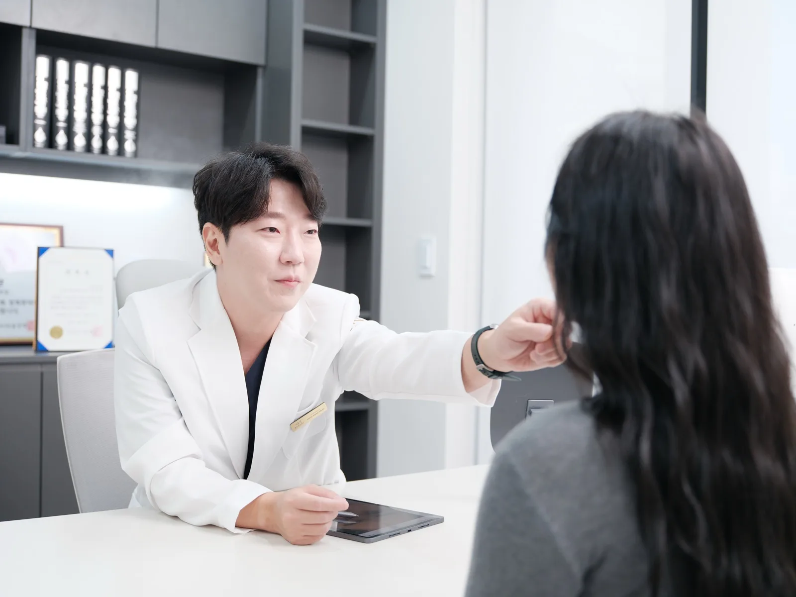 Buổi tư vấn cùng Dr. Jonghwan Choi tại Rewind Plastic Surgery, Apgujeong
