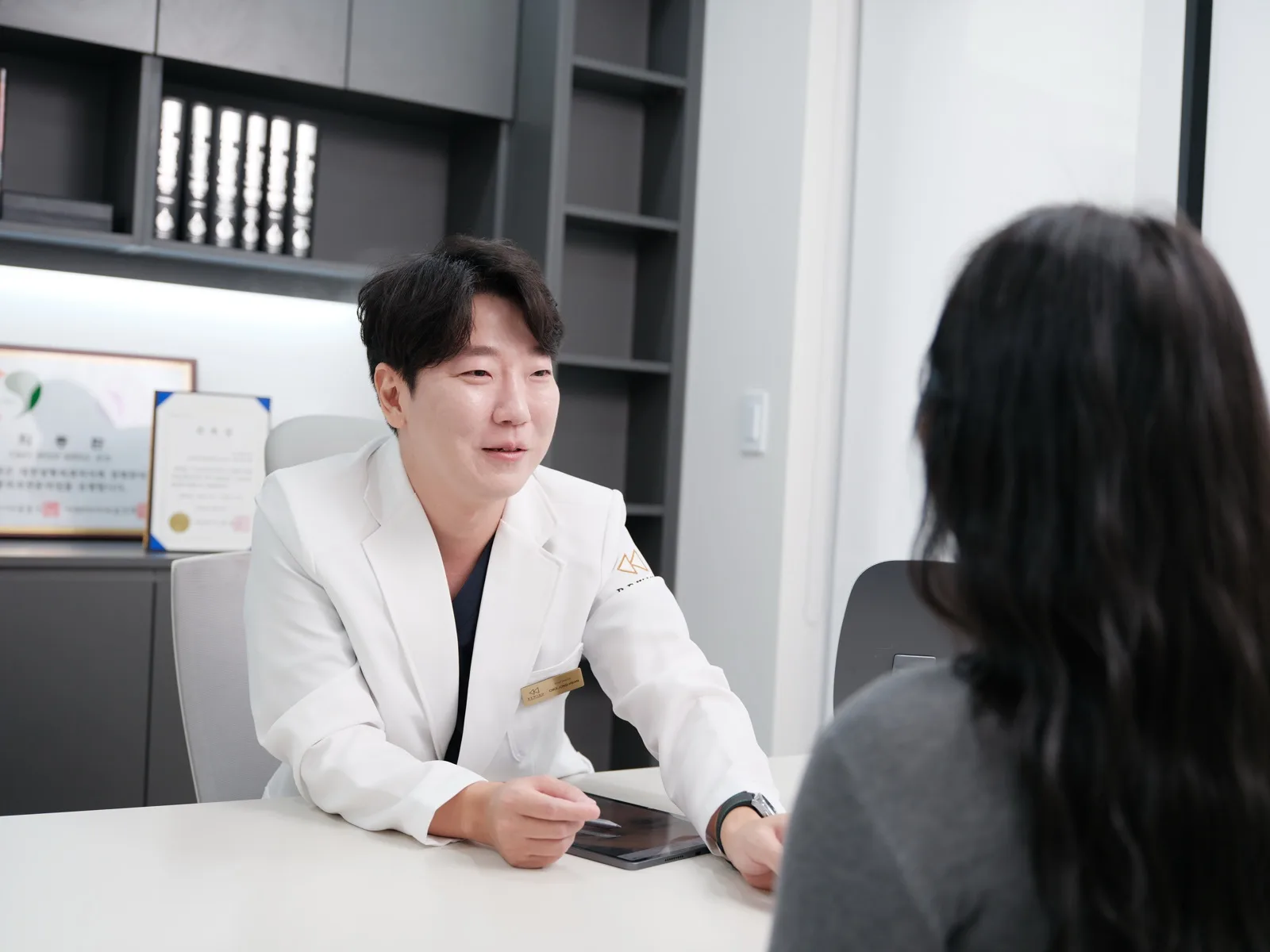 Dr. Jonghwan Choi trao đổi phác đồ phẫu thuật với khách hàng tại Rewind Plastic Surgery