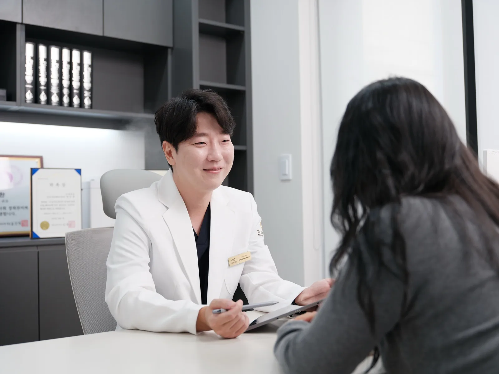 Dr. Jonghwan Choi trao đổi với khách tại buổi tư vấn
