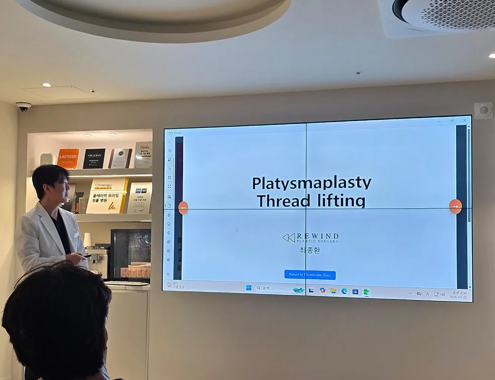 El Dr. Jonghwan Choi durante una ponencia académica