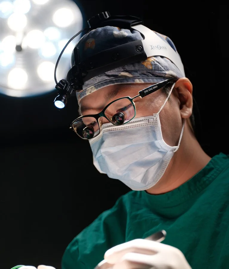 Ca phẫu thuật đang diễn ra tại Rewind Plastic Surgery