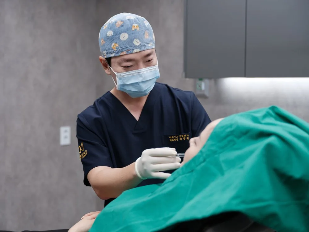 Chuẩn bị và trải khăn vô trùng trước ca mổ tại Rewind Plastic Surgery
