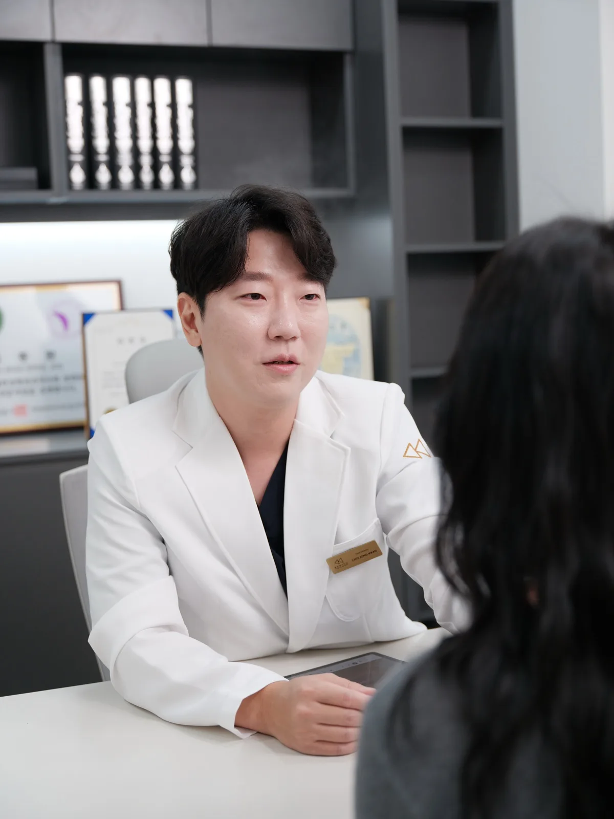 Dr. Jonghwan Choi tư vấn cho khách hàng tại Rewind Plastic Surgery