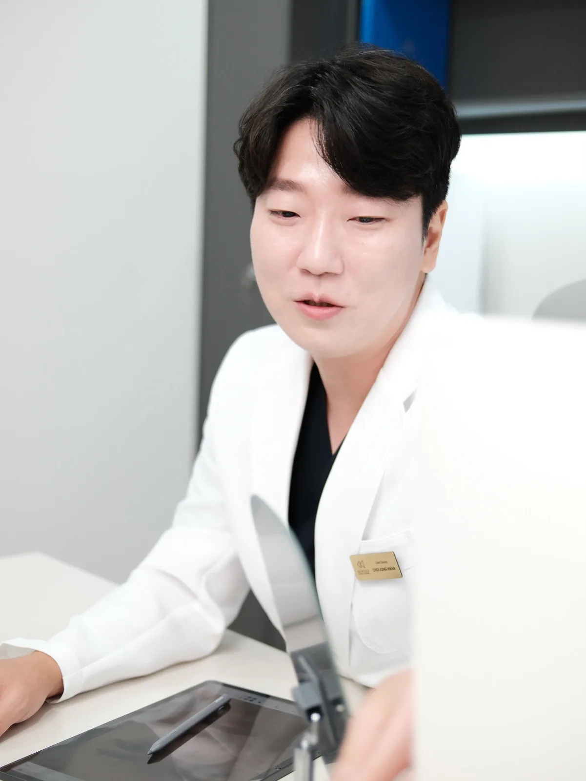 Bác sĩ Jonghwan Choi xem lại kế hoạch điều trị tại Rewind Plastic Surgery