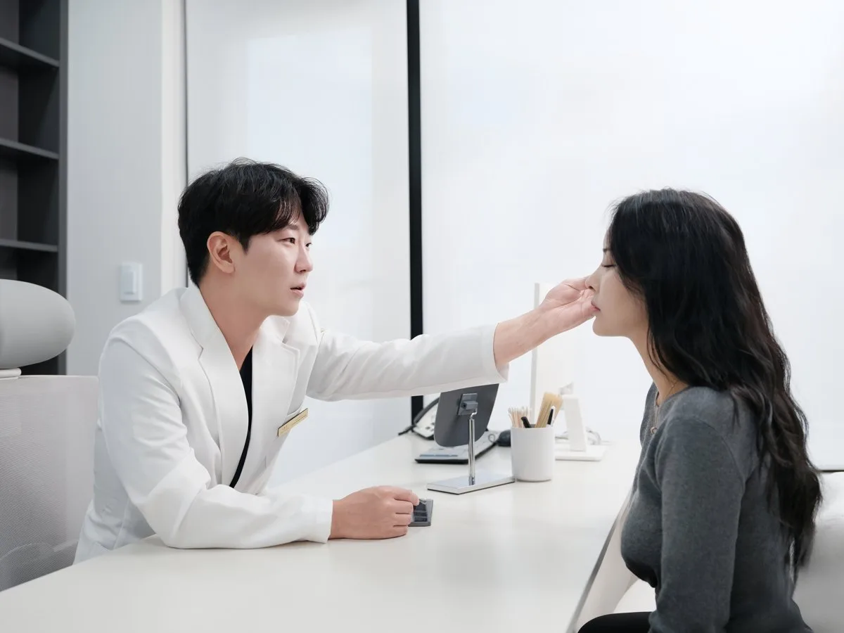 Valoración facial en el escritorio de consulta de Rewind Plastic Surgery